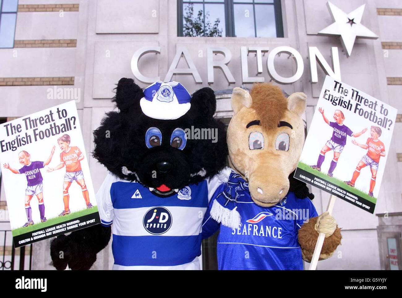 Das Maskottchen der Queens Park Rangers, Jude the Cat (r), und das Maskottchen des Gillingham FC, Tommy T, vor dem Carlton TV-Hauptsitz in Knightsbridge, London. Die Maskottchen protestieren gegen die 178.5 Millionen, die durch den Zusammenbruch von ITV Digital verloren gegangen sind. Stockfoto