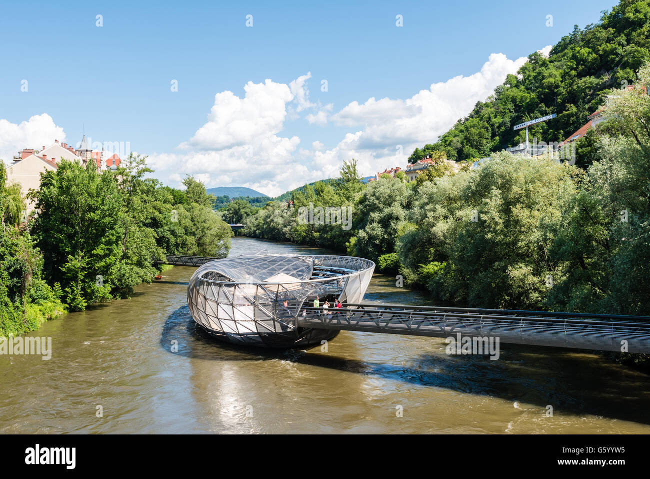 Graz, Österreich - 18. Juni 2016: Unbekannte Menschen auf der Murinsel, die künstliche schwimmende Plattform in der Mitte der Mur rive Stockfoto