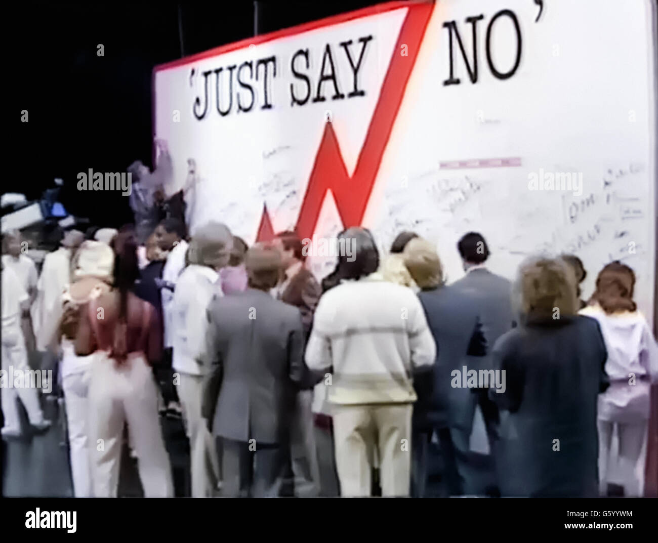 "Just Say No" Wand unterzeichnet von Prominenten wie Prinzessin Diana, Rolf Harris und Floella Benjamin. Nach wie vor von der BBC "Drugwatch" von Esther Rantzen und Nick Ross präsentiert. Ursendung am 21. Juli 1985, präsentiert das TV-Programm die Ergebnisse der größten Befragung in Drogenmissbrauch in Großbritannien zu diesem Zeitpunkt durchgeführt. Stockfoto