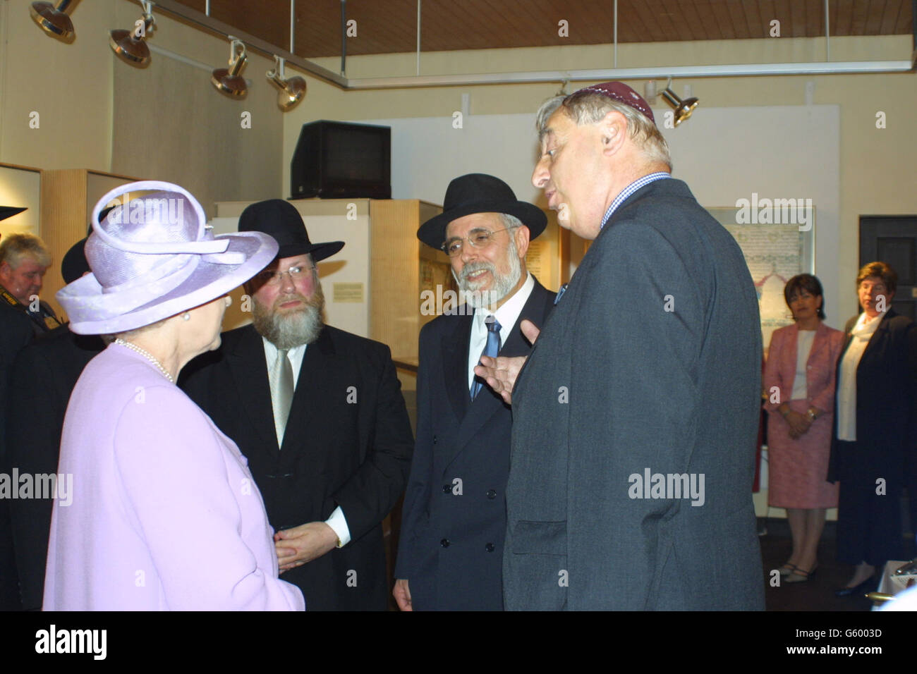 Königin Elizabeth II., während ihres Besuchs im Jüdischen Museum in Manchester. Stockfoto
