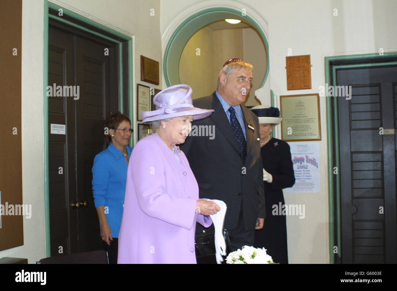 Die britische Königin Elizabeth II., während ihres Besuchs im Jüdischen Museum in Manchester. Stockfoto