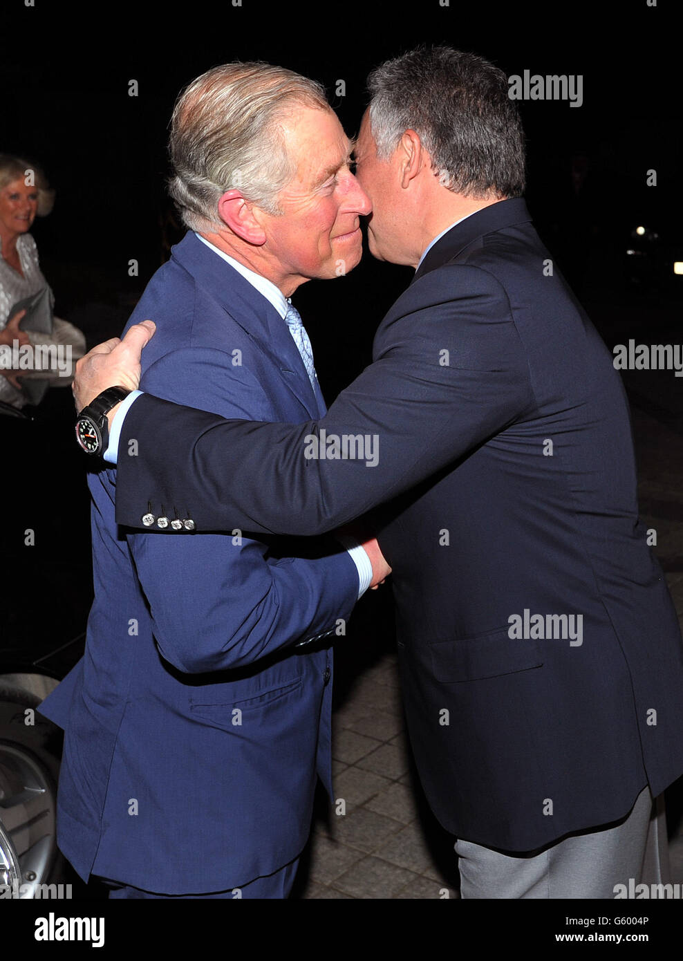 Der Prinz von Wales schüttelt die Hände mit König Abdullah von Jordanien, als er und die Herzogin von Cornwall zu einem privaten Abendessen mit dem König und Königin Rania in Amman, der Hauptstadt von Jordanien, begrüßt werden, Nach der Ankunft früher heute, um eine neuntägige Tour durch den Nahen Osten, die auch Katar, Saudi-Arabien und Oman starten wird. Stockfoto