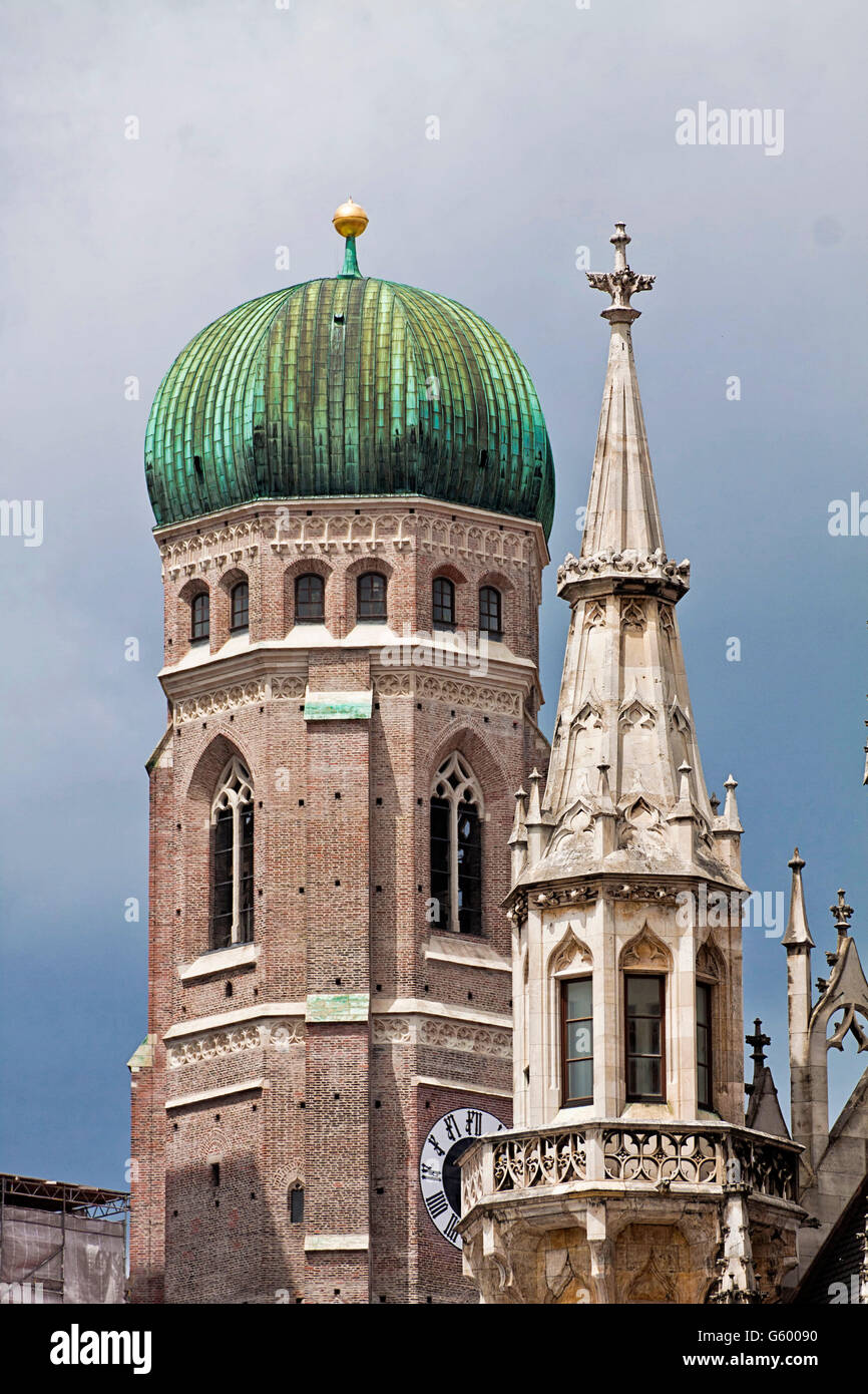 München, Deutschland - eines der Frauenkirche Clock Tower und ein Höhepunkt des neuen Rathauses in der Front Stockfoto