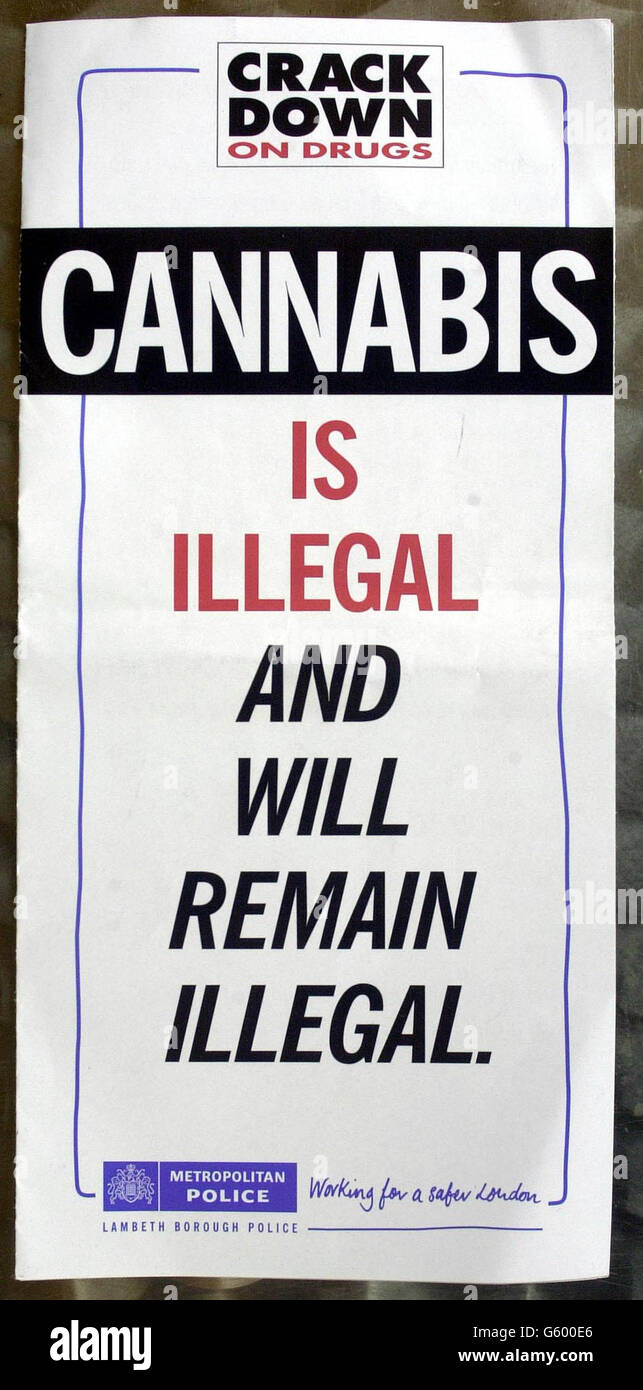 Ein Flugblatt, das die neuen Regeln angibt, die ab dem 1. August in Lambeth für Menschen gelten, die im Besitz von Cannabis gefunden wurden. Auf einer Pressekonferenz auf der Brixton Polizeistation wurde heute Nachmittag ein neues Vorgehen gegen Drogen angekündigt. Stockfoto