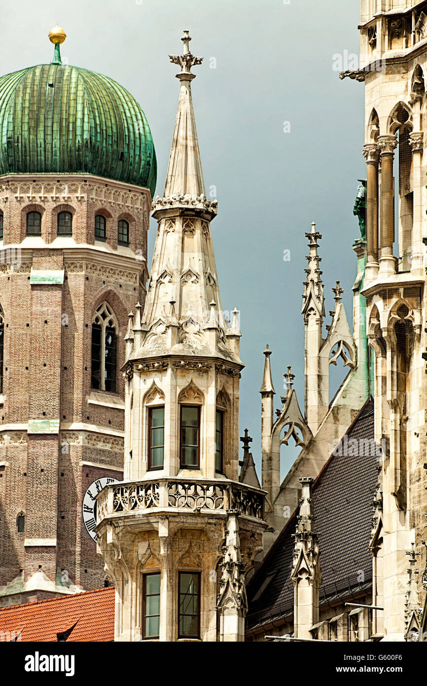 München, Deutschland - Glockenturm und das Dach der Frauenkirche, München Kathedrale und einen Höhepunkt des Rathauses in der front Stockfoto