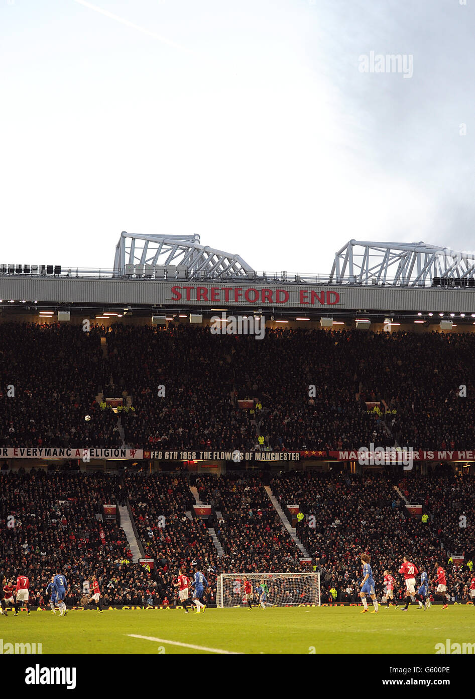 Eine allgemeine Ansicht des Spiels im Stretford Endbereich des Platzes Stockfoto