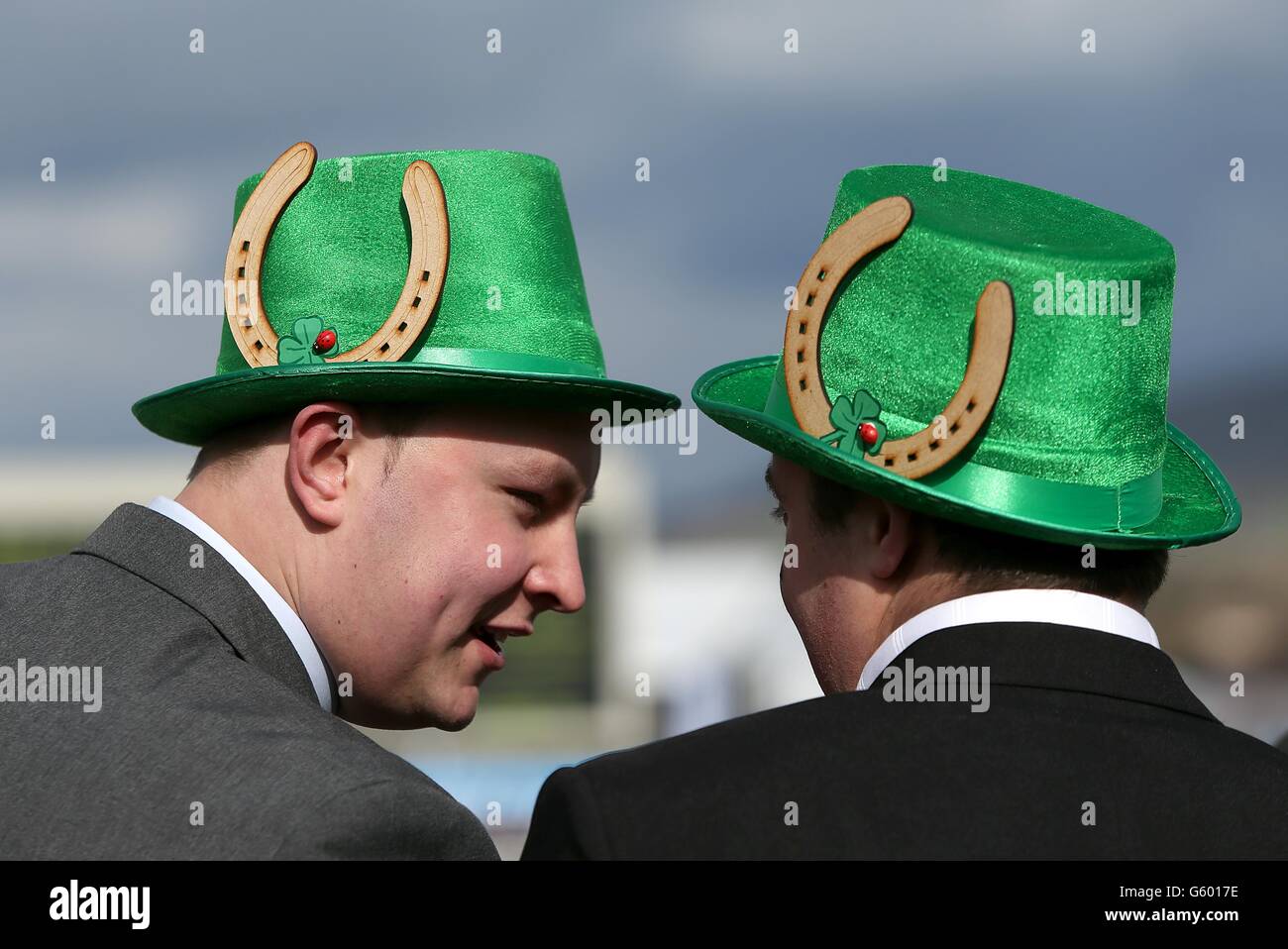 Gentlemen in irischen Kostümen Hüte während des Ladies Day at Das Cheltenham Festival 2013 Stockfoto