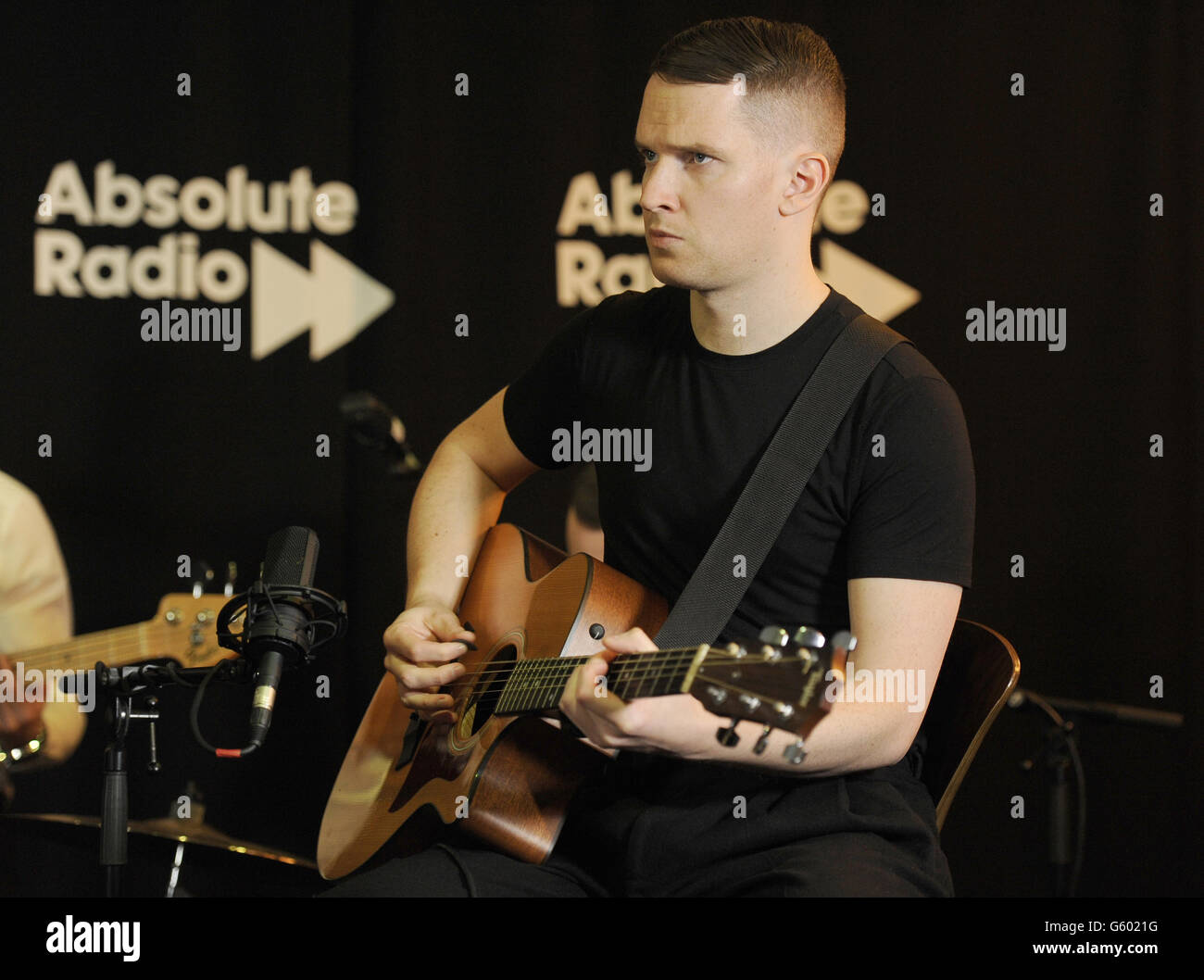 Adam Anderson von Hurts tritt während einer Live-Musik-Session für Absolute Radio in ihren Studios in London auf. DRÜCKEN SIE VERBANDSFOTO. Bilddatum: Mittwoch, 13. März 2013. Das Foto sollte lauten: Jonathan Brady/PA Wire Stockfoto