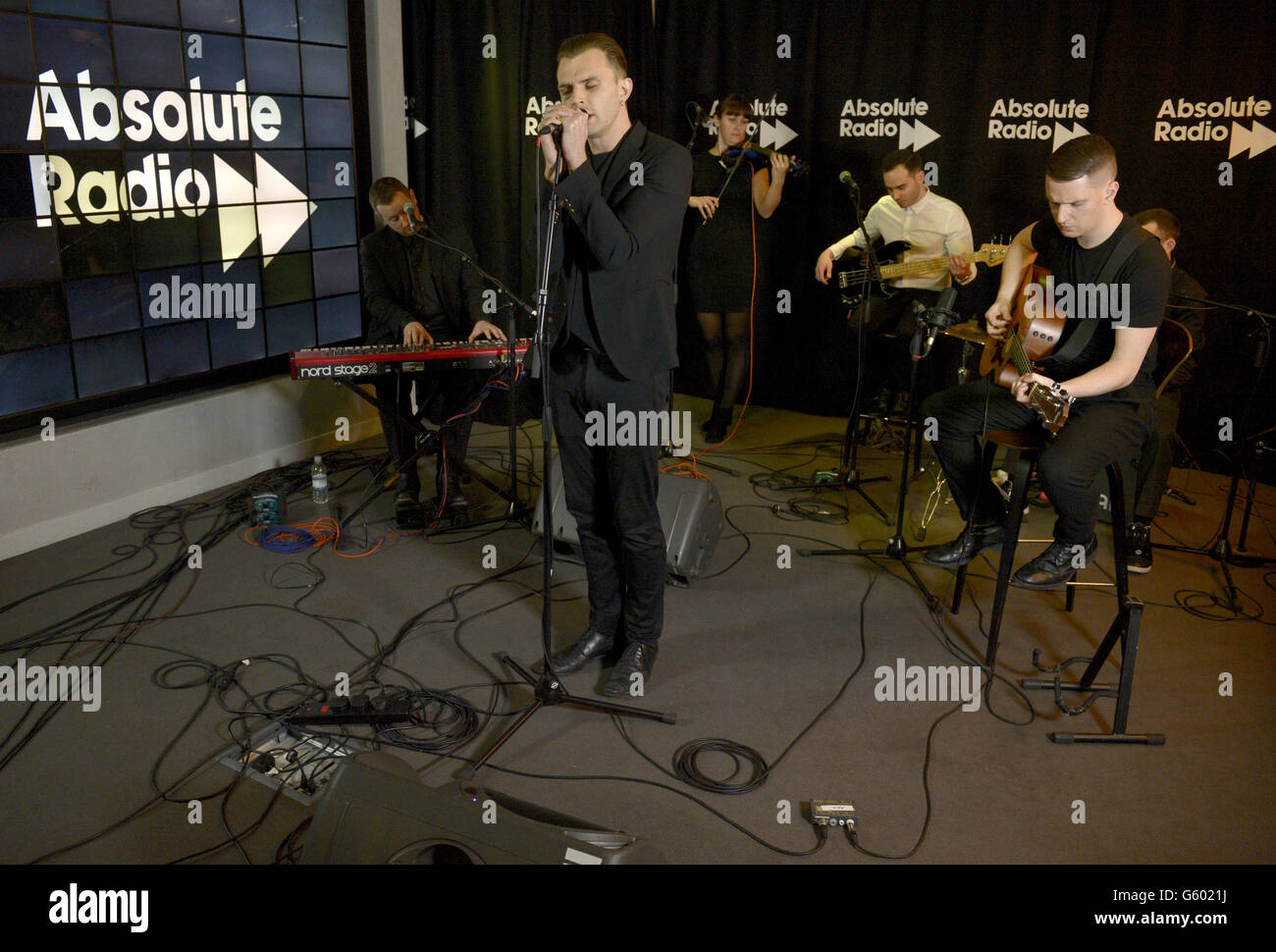 Theo Hutchcraft (Mitte) und Adam Anderson (rechts) von Hurts treten während einer Live-Musiksitzung für Absolute Radio in ihren Studios in London auf. DRÜCKEN SIE VERBANDSFOTO. Bilddatum: Mittwoch, 13. März 2013. Das Foto sollte lauten: Jonathan Brady/PA Wire Stockfoto