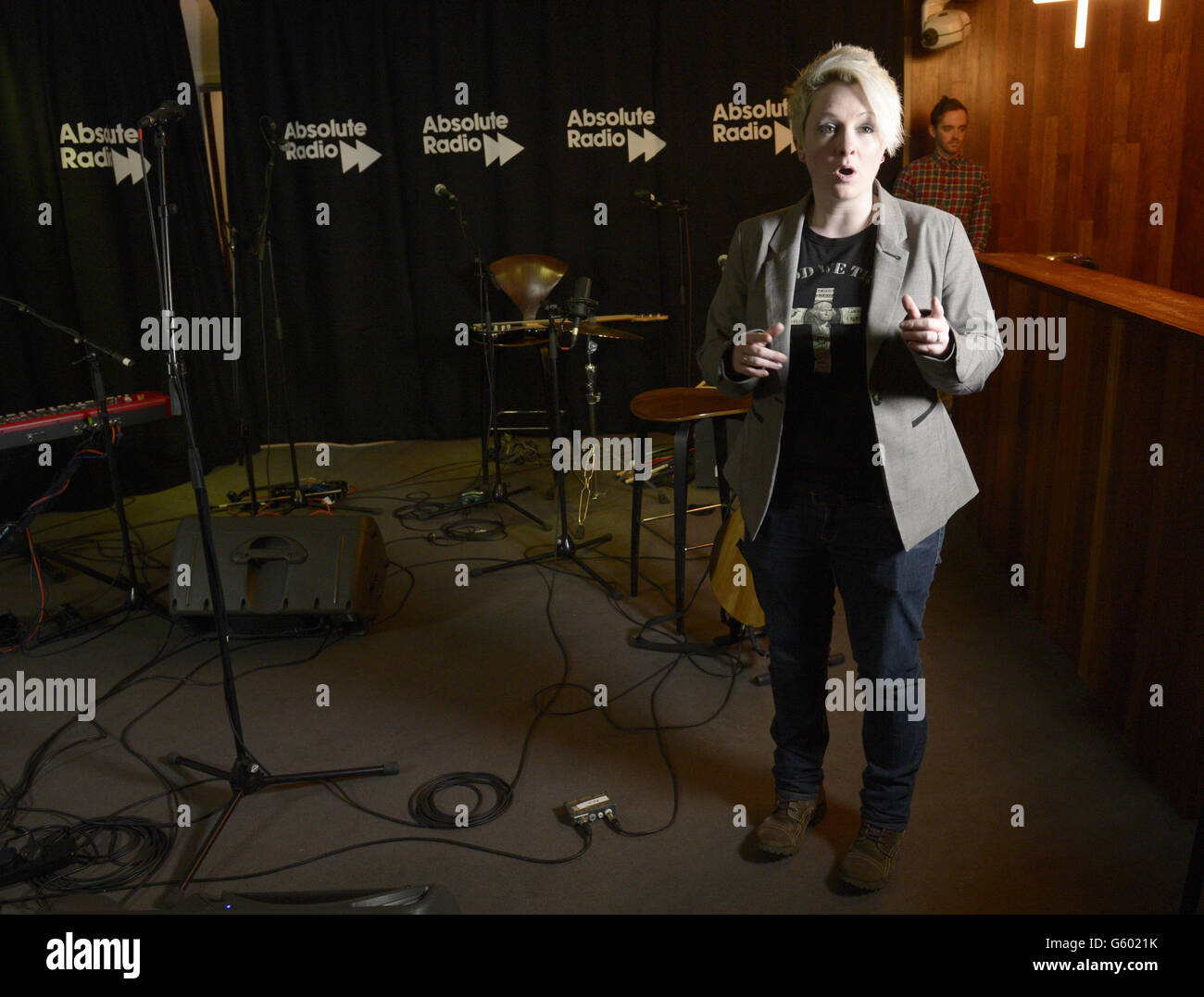 DJ Vicki Blight stellt Theo Hutchcraft (nicht abgebildet) und Adam Anderson (nicht abgebildet) von Hurts bei einer Live-Musik-Session für Absolute Radio in ihren Studios in London vor. DRÜCKEN Sie VERBANDSFOTO. Bilddatum: Mittwoch, 13. März 2013. Bildnachweis sollte lauten: Jonathan Brady / PA Wire Stockfoto