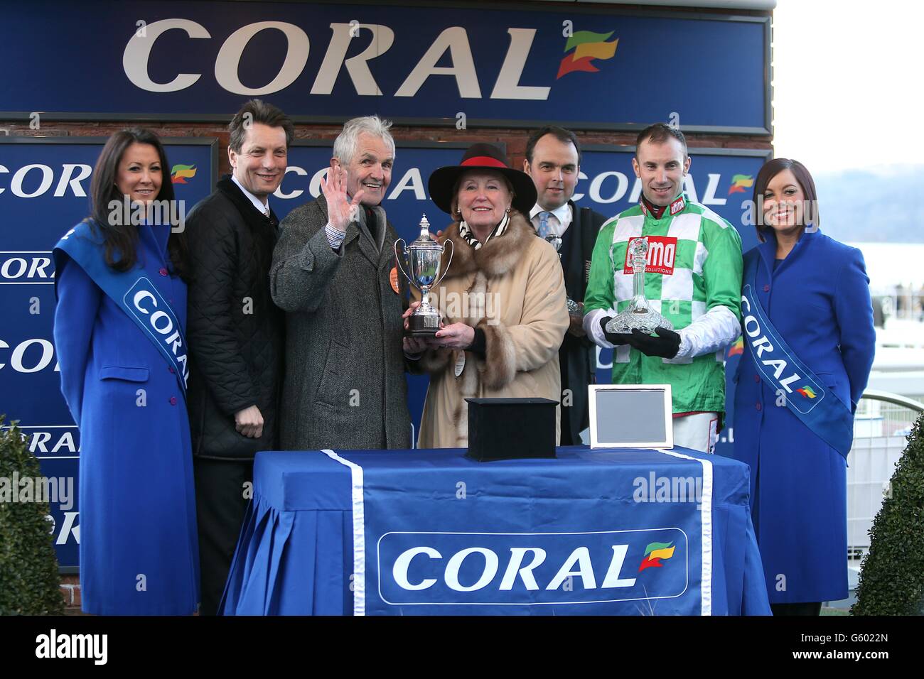 Die Siegerehrung der Besitzer Mr & Mrs F D Bell (Mitte), Trainer Alan King (3. Rechts) und Jockey Wayne Hutchinson (2. Rechts) nach Medinas Sieg im Coral Cup am Ladies Day, während des Cheltenham Festivals. Stockfoto