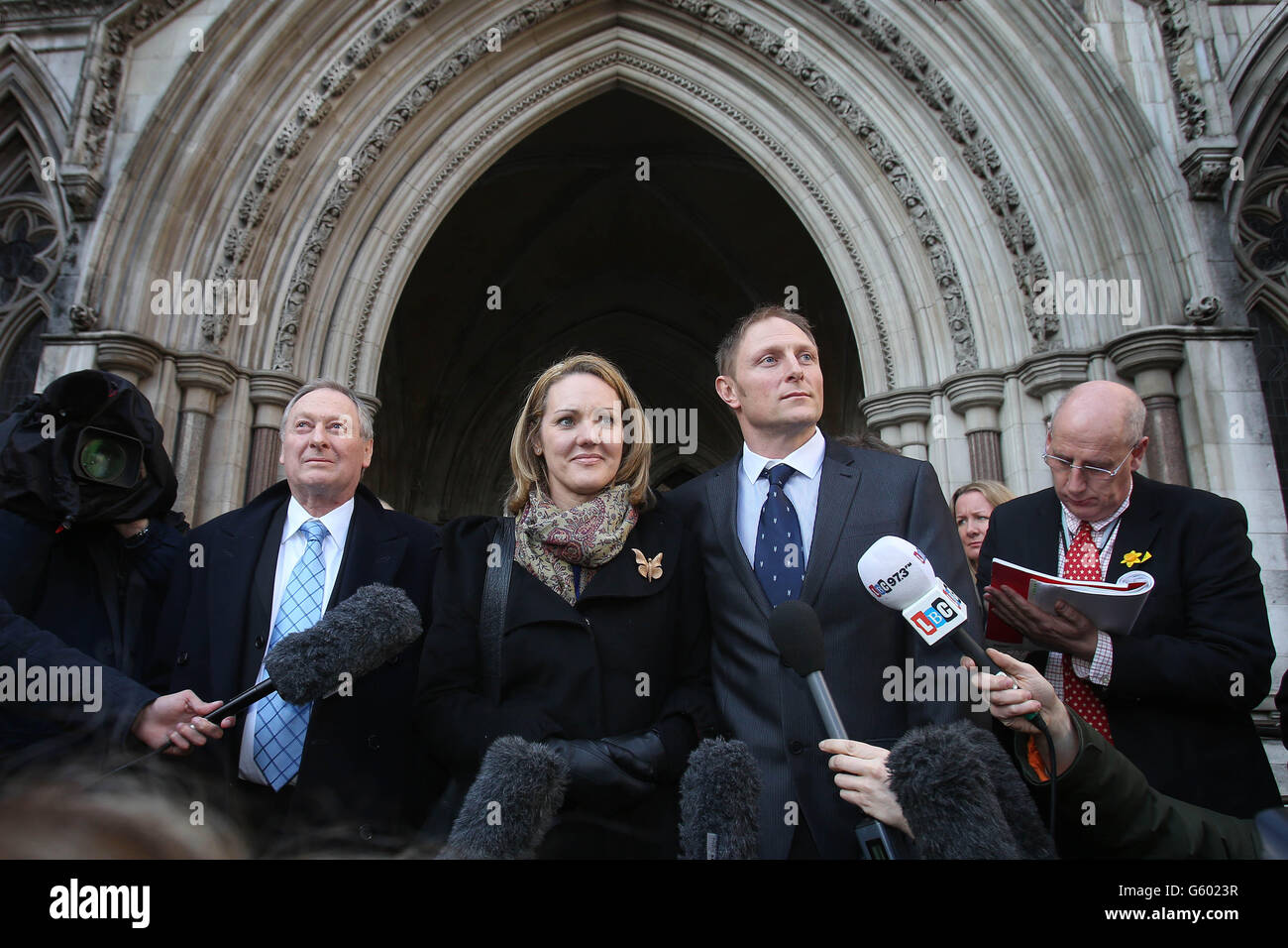 Humphrey (Dannys Vater) Sally und Danny Nightingale verlassen das High Court in London, nachdem Danny eine Berufung gegen eine Verurteilung wegen illegalen Besitzes einer Pistole und einer Munitionswaffe gewonnen hat. DRÜCKEN SIE VERBANDSFOTO. Bilddatum: Mittwoch, 13. März 2013. Siehe PA Geschichte COURTS Nightingale. Bildnachweis sollte lauten: Philip Toscano/PA iIre Stockfoto