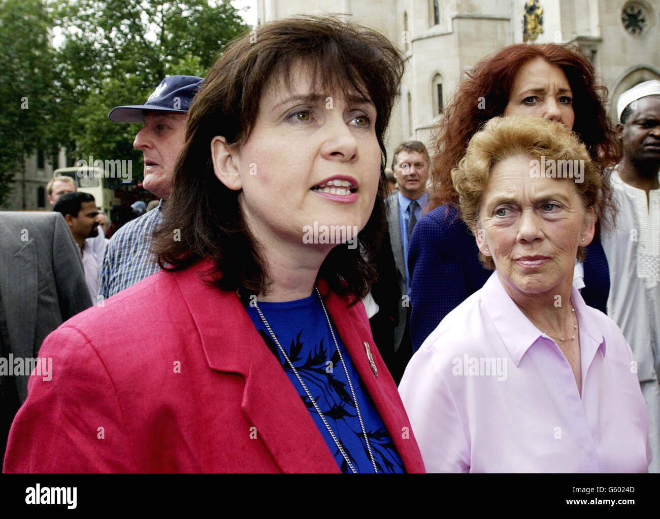 Michelle Diskin (links), die Schwester von Barry George, mit seiner Mutter Margaret, tritt aus dem High Court im Zentrum von London hervor, nachdem die Berufung gegen die Verurteilung ihres Bruders wegen des Mordes an der BBC-Fernsehmoderatorin Jill Dendo im Jahr 1999 vor dem Royal Court of Justice abgelehnt wurde. * die Richter behaupteten, dass die Beweise gegen George unwiderstehlich seien, und es gab eine grundlegende Einheit in der Darstellung der Augenzeugen. Stockfoto