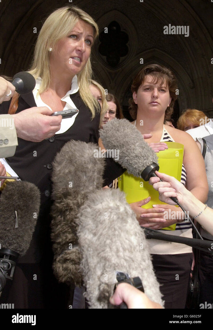 Die Rechtsanwältin Rosie Houghton (links) und Trudi Banning (28) aus Leamington Spa stehen vor den Royal Courts of Justice im Zentrum von London, nachdem sie ein Verfahren gegen das Pharmaunternehmen Organon verloren haben. * die Frauen versuchten, ein Verbot gegen eine Marke von Verhütungsmittel Pille von der Firma hergestellt zu erhalten. Trudi hat seit der Einnahme dieser Antibabypille Behinderungen erlitten und ihre Fruchtbarkeit verloren. Das Oberste Gericht wies den Fall zurück, der im Namen von mehr als 100 Frauen eingereicht wurde, die behaupteten, sie seien durch die Pille der dritten Generation beschädigt worden. Herr Justice Mackay, in London, stützte sich auf seine Stockfoto