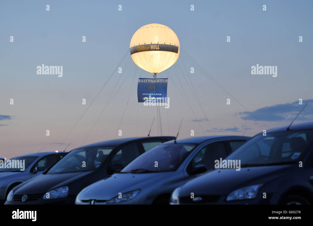 Der William Hill Balloon schwebt nach dem Ladies Day beim Cheltenham Festival 2013 auf der Cheltenham Racecourse, Gloucestershire, über einem Parkplatz. Stockfoto