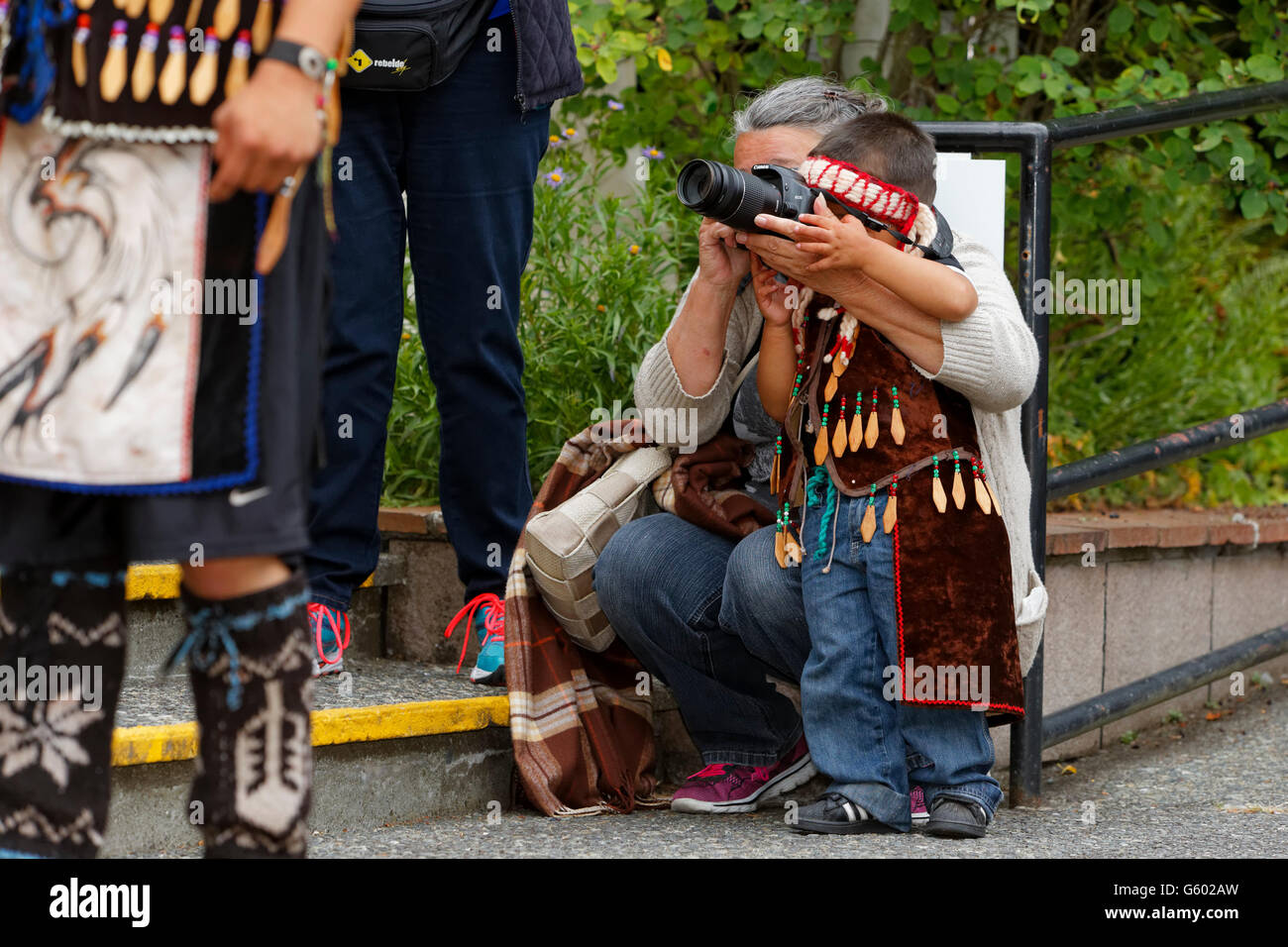 Young Aborigines junge spielen mit seiner Großmutter-Kamera im Aborigines Tage-Victoria, British Columbia, Kanada. Stockfoto