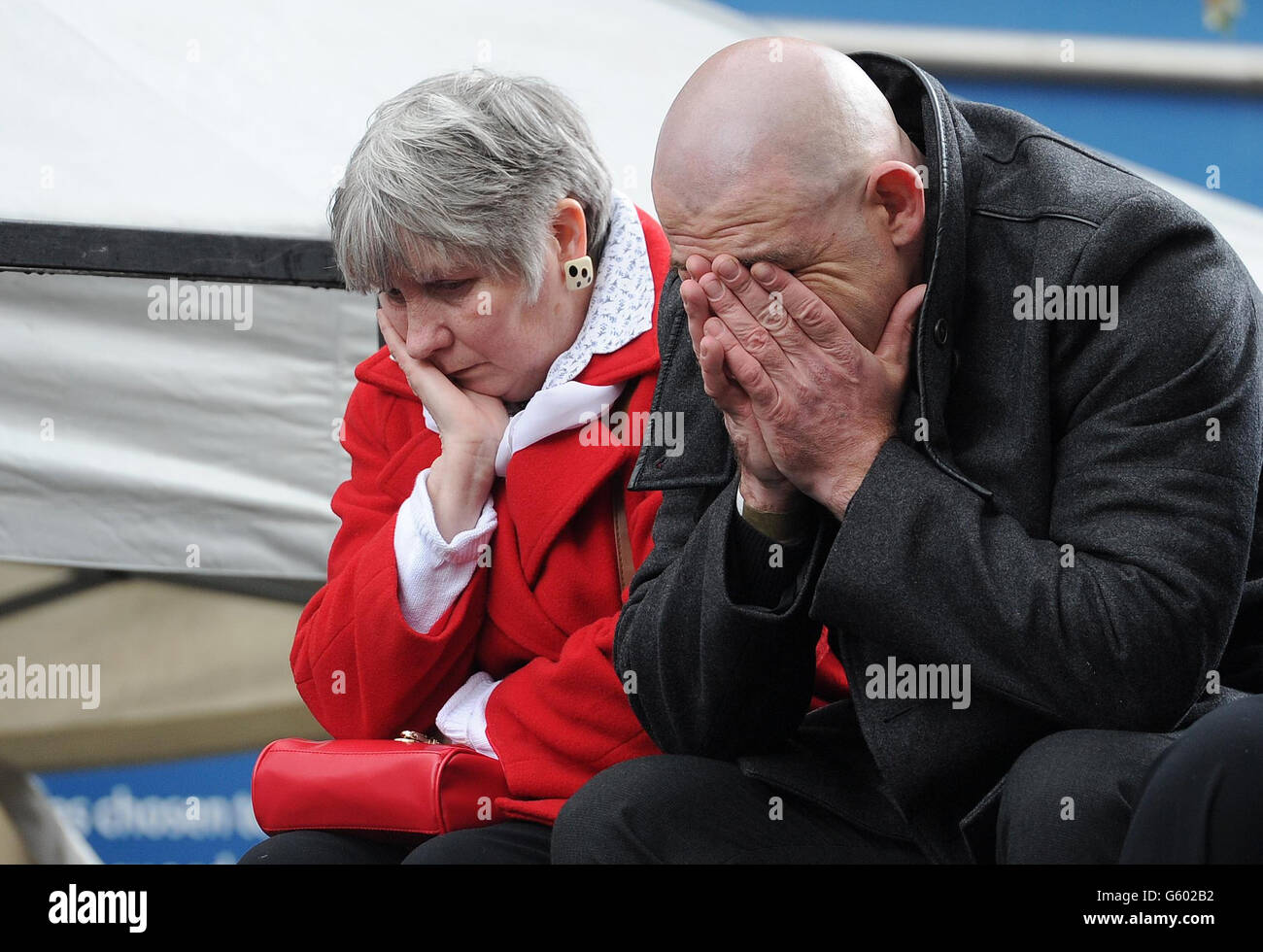 Paul Cummerford (rechts), Halbbruder von Tim Parry, zeigt seine Emotionen bei einer Zeremonie anlässlich des 20-jährigen Jubiläums der Warrington Bombe, Bridge Street, Warrington. Stockfoto