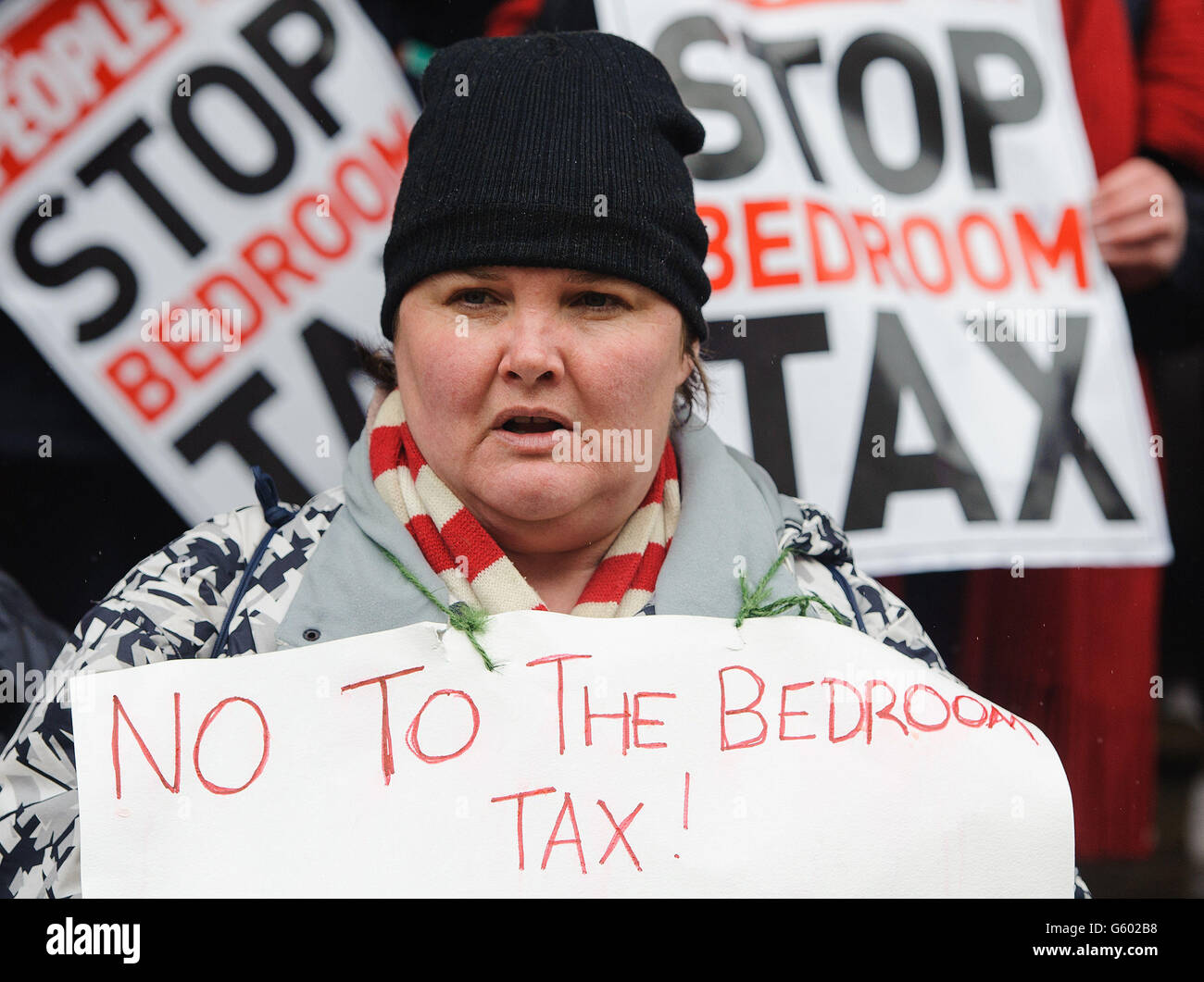 Protestierenden nehmen an einer Demonstration vor dem Rathaus von Croydon in Surrey Teil, gegen die von der Regierung vorgeschlagene "Schlafzimmersteuer", die die Vorteile für Menschen mit einem freien Zimmer reduzieren würde. Stockfoto