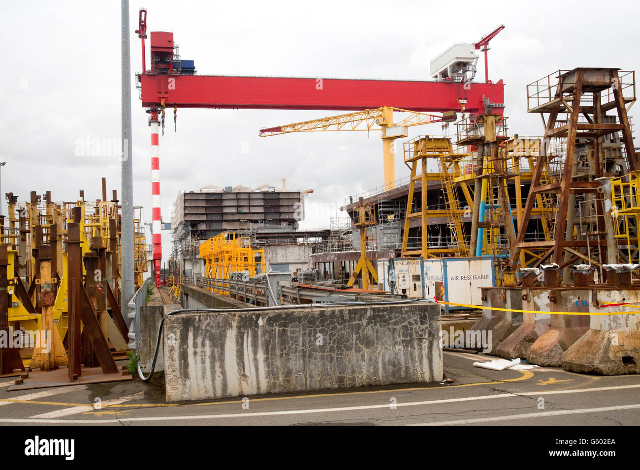 Schweres Heben Getriebe im Hafen Saint-Nazaire Frankreich Stockfoto