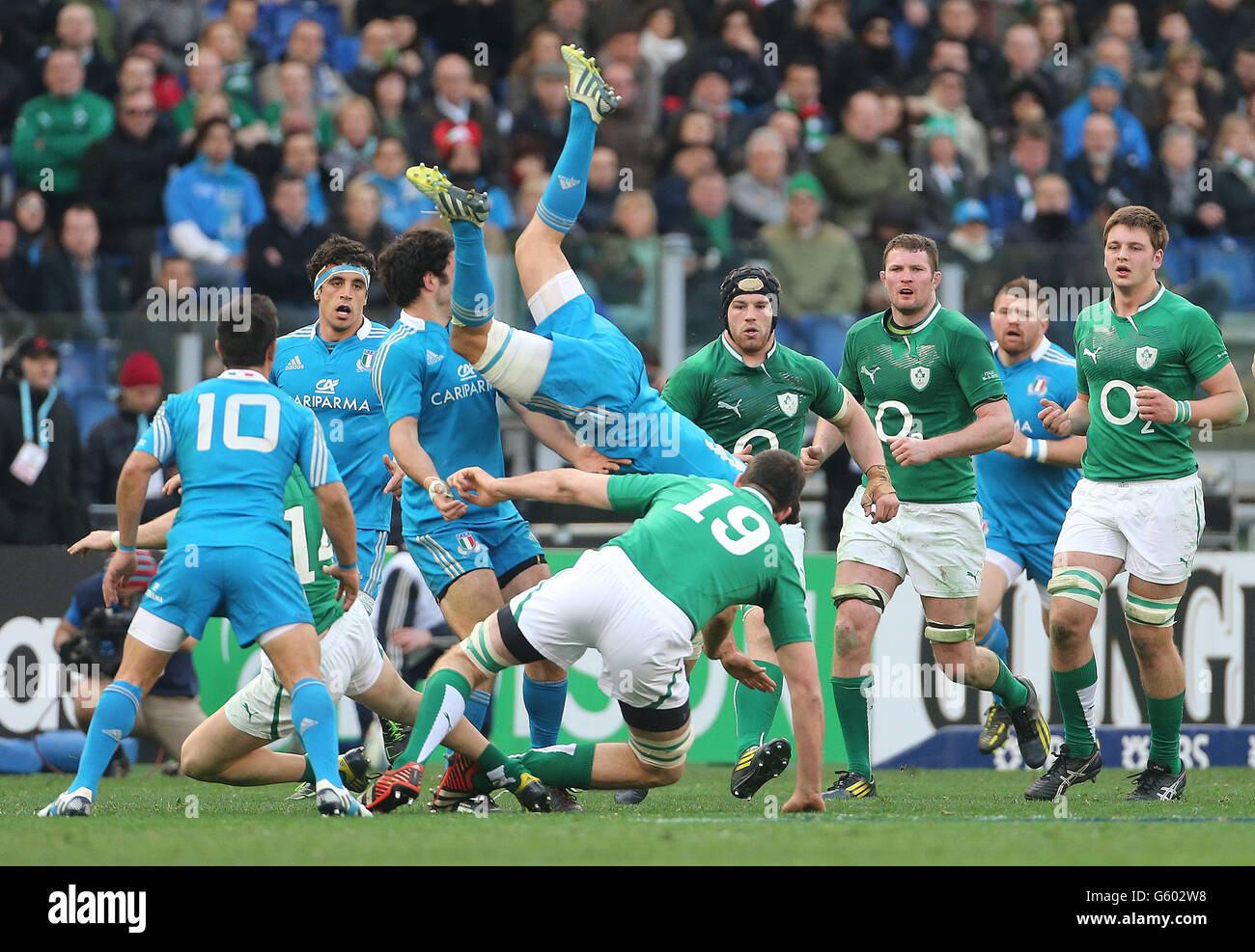 Der Italiener Edoardo Gori fällt beim RBS Six Nations Spiel mit Irland im Stadio Olimpico in Rom, Italien, schwer. Stockfoto