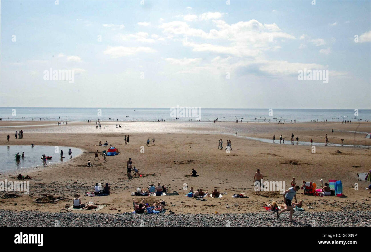 Die Menschen genießen einen sonnigen Tag am St Bees Beach, Cumbria. Premierminister Tony Blair und seine Familie machen in den letzten Tagen Urlaub in Cumbria. Stockfoto