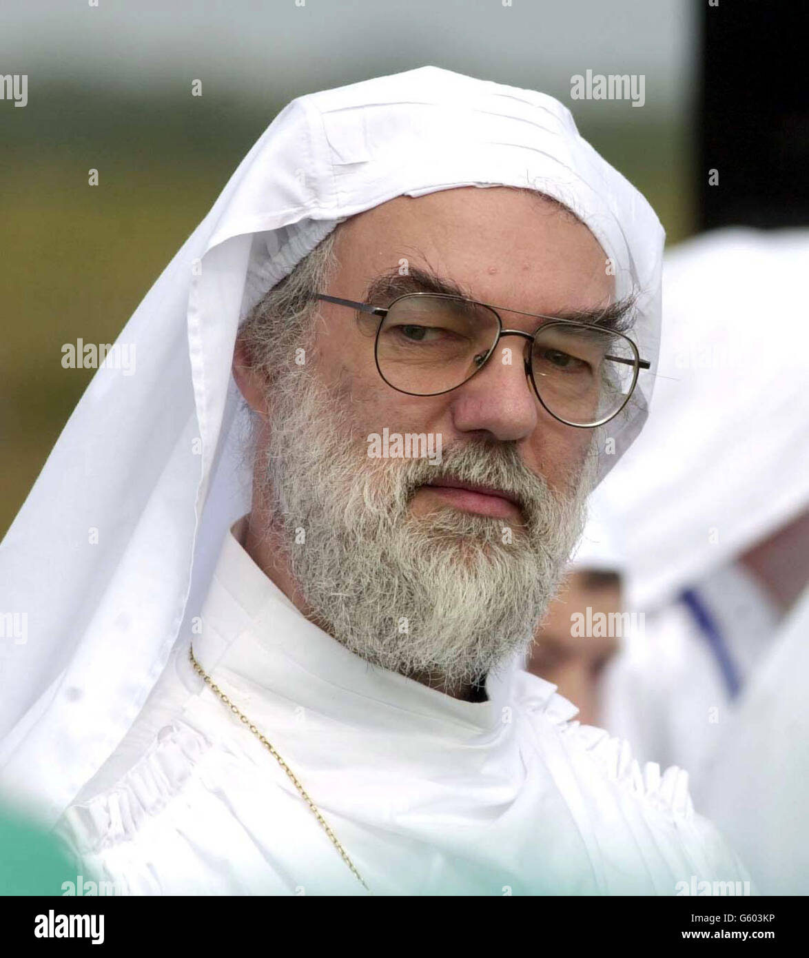 Der nächste Erzbischof von Canterbury, Dr. Rowan Williams, im Kopf bei seiner Induktion als Druide, während einer Zeremonie im Eisteddfod in der Nähe von St. David's, Pembrokeshire, Wales. * die Zeremonie, die mehr als eine Stunde dauerte, begann mit einer Prozession vom Hauptpavillon Eistedfod zu einem Steinkreis am Rande des Geländes. Die eigentliche Zeremonie begann mit einer Trompetenfanfare und der teilweisen Ummantelung und Enthüllung eines 6ft 6ins Schwertes. Auf Walisisch wurden Hymnen und Gedichte gesagt, bevor etwa 50 Menschen zu Druiden gemacht wurden. Stockfoto