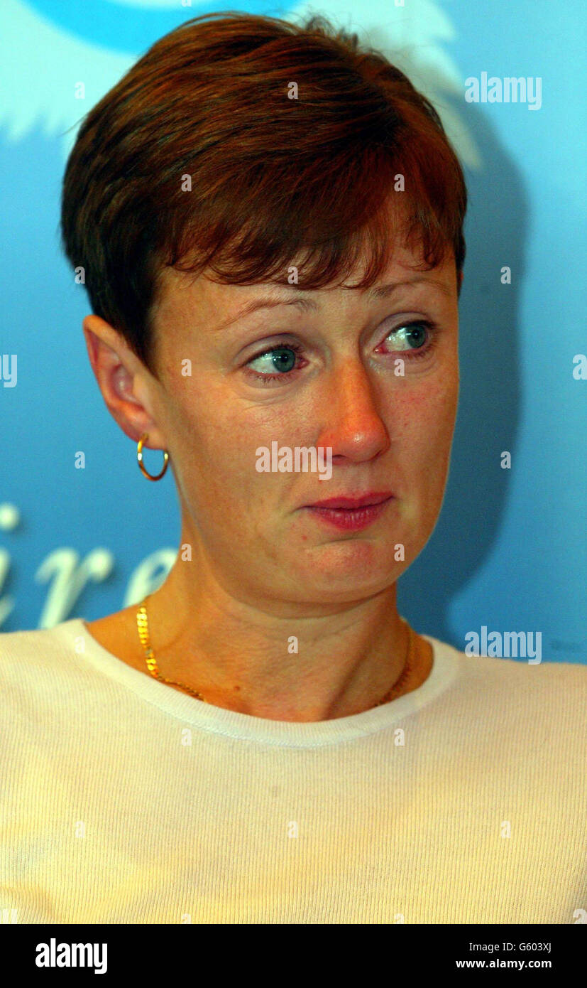 Nicola Wells, die Mutter von Holly Wells, eines der 10 Jahre alten Mädchen, die am Sonntag, 4. August 2002, bei einer Pressekonferenz aus ihren Häusern in Soham vermisst wurden. * Mehr als 100 Mitglieder der Öffentlichkeit und amerikanischer Soldaten helfen der Polizei bei der Suche nach den beiden zehn-Jährigen. Siehe PA-Geschichte MISSING Girls. PA-Foto Andrew Parsons. Stockfoto