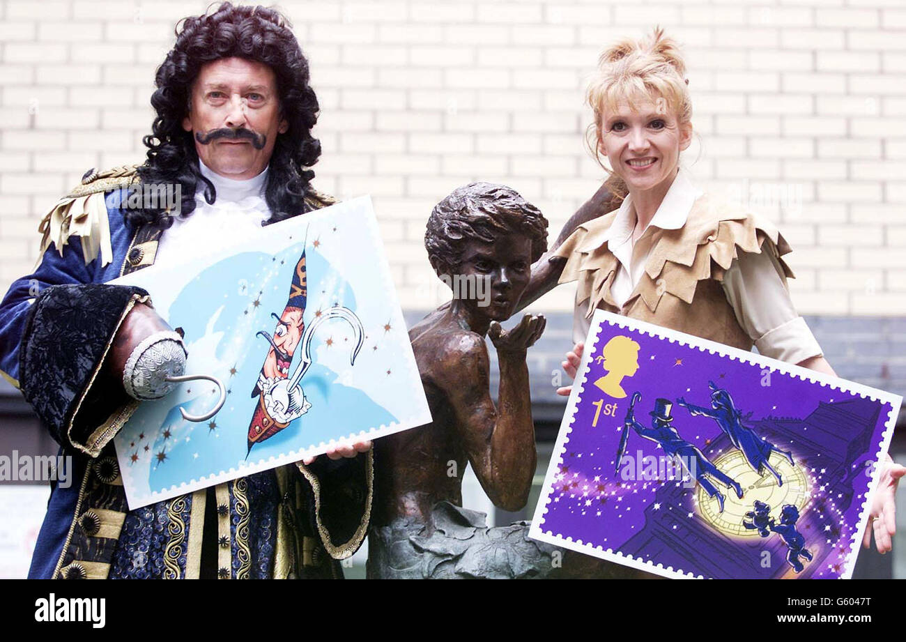 Robert Powell wird bald spielen Captian Hook in Pantomime war auf einem Besuch bei Patienten auf der Peter Pan Station im GT Ormond Straße Kinderkrankenhaus mit Co-Star Bonnie Langford zu helfen, starten Royal Mails neue Peter Pan Briefmarken. * vor dem Krankenhaus Robert Powell und Bonnie Langford mit einer Bronze von Peter Pan. Stockfoto