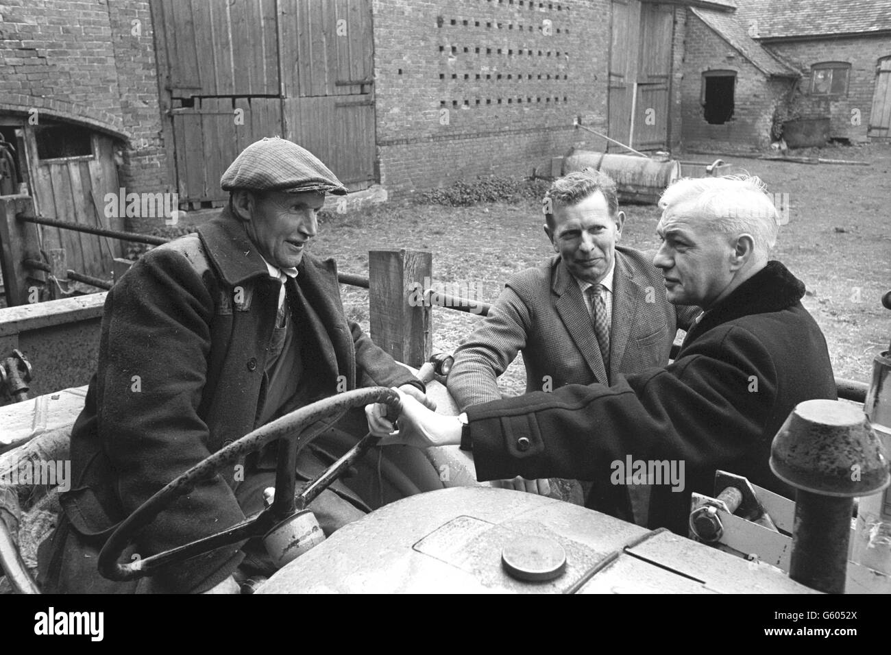 Fergus Montgomery (rechts), Kandidat der Konservativen bei der Nachwahl am Donnerstag in Brierley Hill, Staffordshire, zeigt Stimmen im ländlichen Raum des Wahlkreises auf. Er spricht mit dem Traktorfahrer John Robertson und dem Landwirt Alex Farquharson. Stockfoto