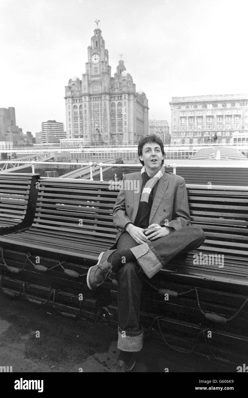 Der ehemalige Beatle Paul McCartney unternimmt eine nostalgische Reise mit einer Mersey Ferry während einer Tour durch seine Heimatstadt. Seine Band Wings spielte am Beginn einer landesweiten Tournee im Royal Court Theatre in Liverpool. Stockfoto