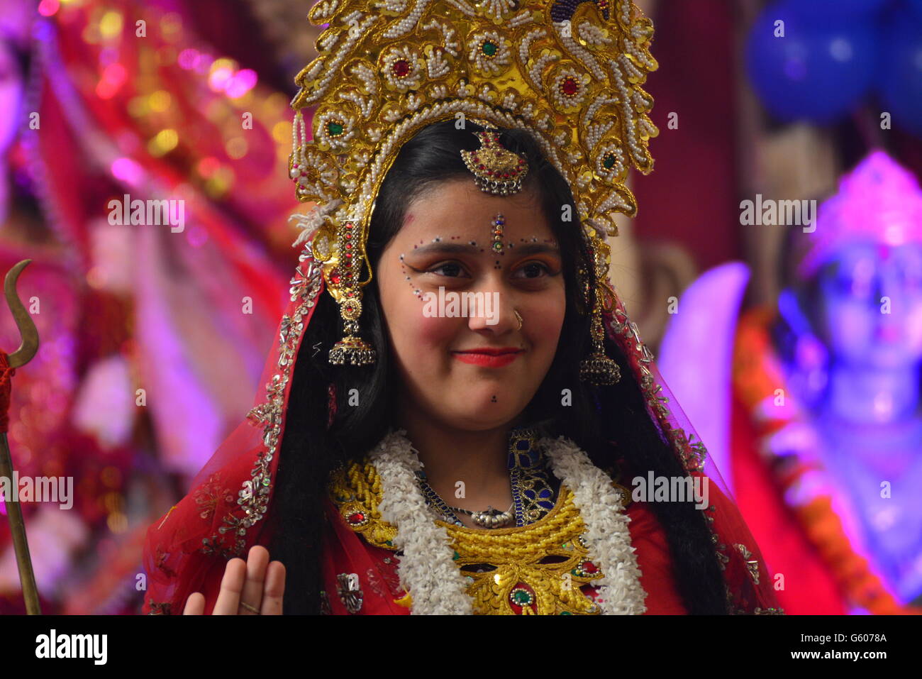 Kumari (Pre-pubescent Hindu Mädchen) wird von Anhängern verehrt, während Durga Puja-MODEL-RELEASE Stockfoto