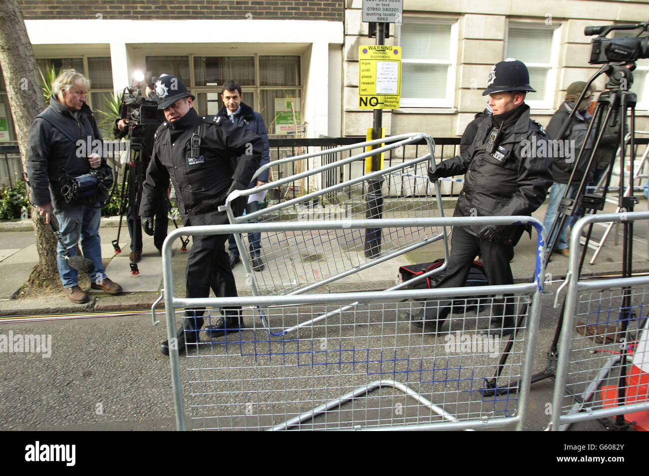 Polizeibeamte errichten Barrieren für die Medien vor dem King Edward VII Hospital in London, wo Königin Elizabeth II. Ihre Genesung fortsetzt, nachdem sie mit Symptomen einer Gastroenteritis eingeliefert wurde. Stockfoto