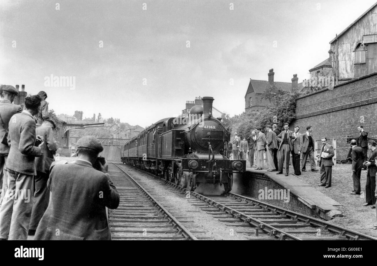 Eine Ivatt Klasse C12 4-4-2 t weckt großes Interesse unter den Enthusiasten, wie es mit einem Sonderzug SLS pausiert. Stockfoto