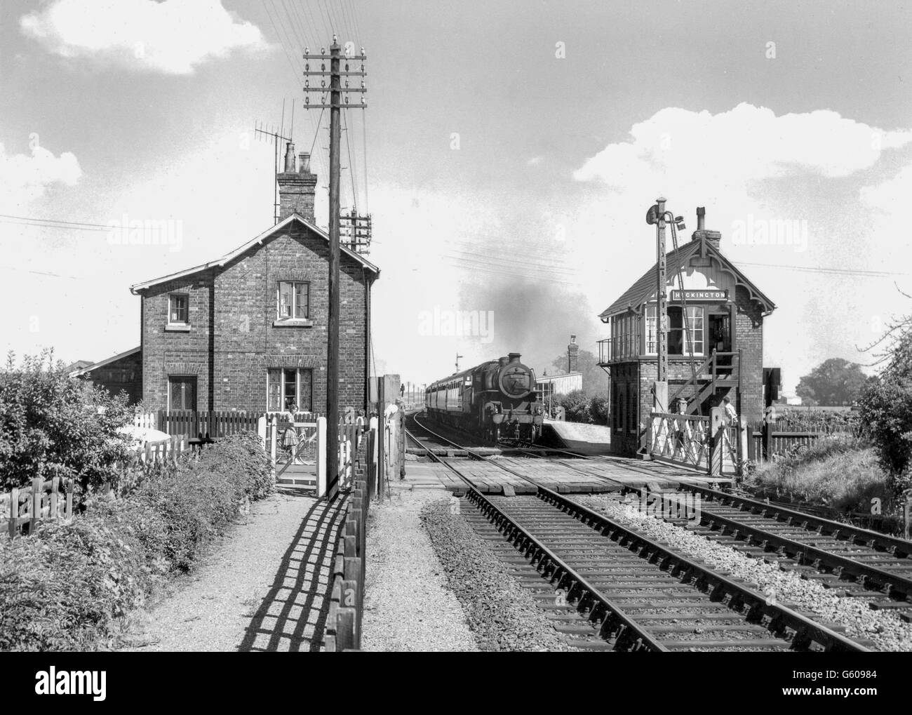 Heckington, Blick nach Osten, mit einem typischen GNR-Stellwerk und Salto-Signal. Der Zug ist die 2,39 Skegness nach Birmingham. Stockfoto