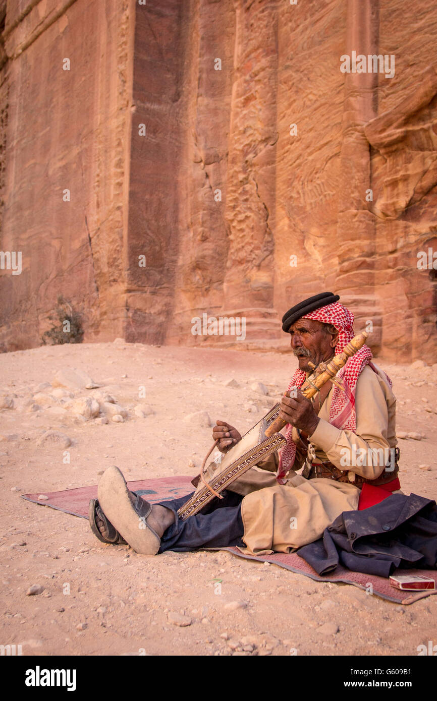 Viele spielt Musik in Petra, Jordanien Stockfoto