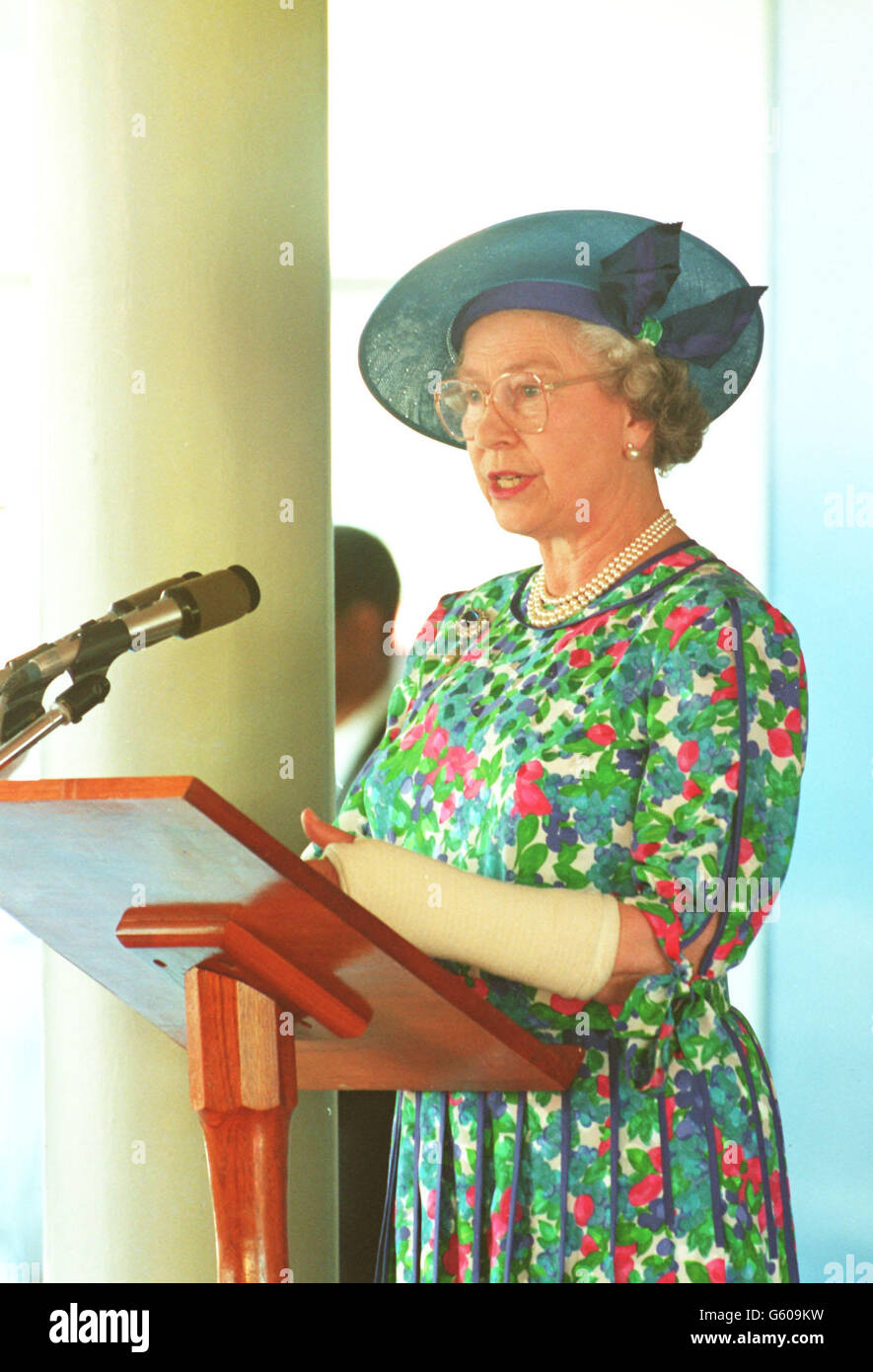 Die Königin spricht Mitglieder der Universität von Westindien während eines Besuchs auf ihrem Campus in Kingston, Jamaika. Zuvor hielt sie eine Rede vor dem parlament des Landes. Stockfoto
