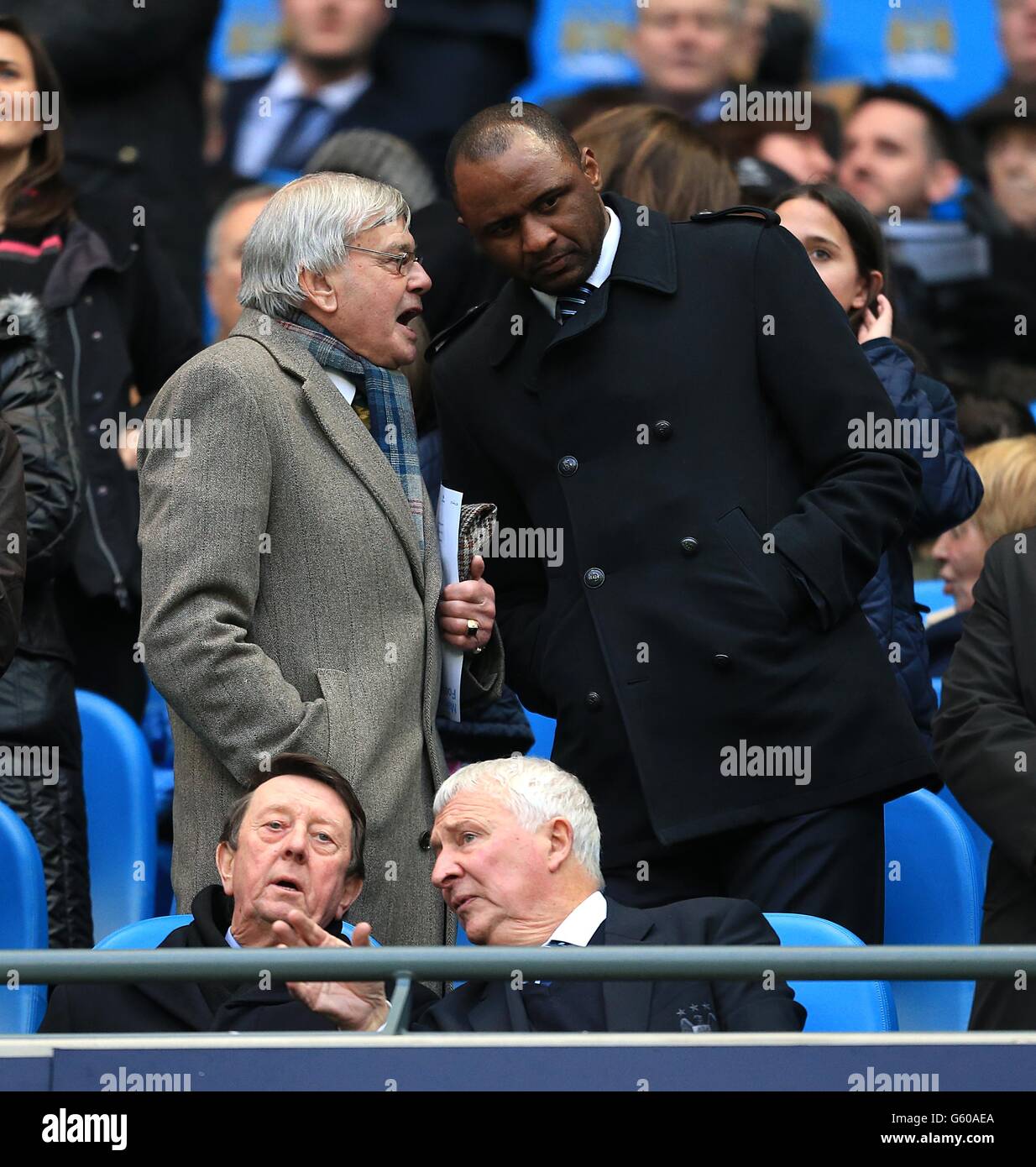 Ex Cricket Umpire und Barnsley Fan Dickie Bird (links) chattet Mit Manchester City Football Development Executive Patrick Vieira in der Steht als Ex-Manchester-City-Spieler Mike Summerbee (unten rechts) Und Vorsitzender der FA Premier League Dave Richards (Unten links) Sprechen Stockfoto