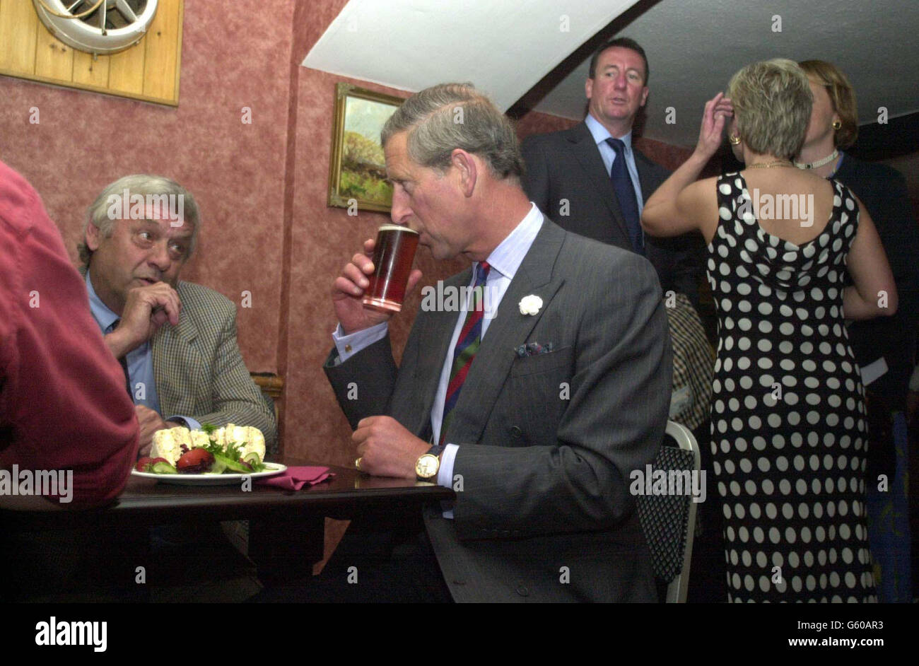 Der Prinz von Wales, Prinz Charles, genießt ein halbes Pint Old Speckled Hen Ale und ein Ei Mayonaise Sandwich im Dudley Arms öffentlichen Haus während seines Besuchs in Llandrillo in Nord-Wales. Stockfoto
