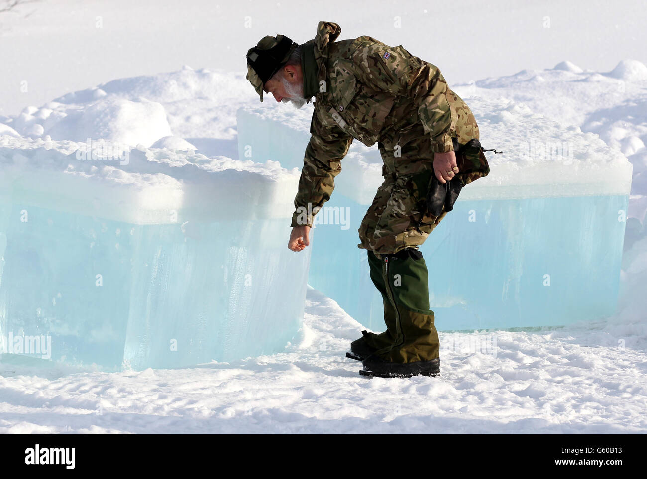Prinz Michael von Kent Commodore-in-Chief des Maritime Reserve berührt ein Stück Eis aus einem gefrorenen See, während Royal Marine Reservisten an der Eisbrecher-Bohrmaschine teilnehmen, während Truppen an der Übung Haarspring 2013 teilnehmen, Das konzentriert sich auf das Überleben bei kaltem Wetter und Kriegstraining für Royal Marines Commando Reservisten in der Bergkette bei Porsanger Garrison bei Lakselv, Norwegen. Stockfoto