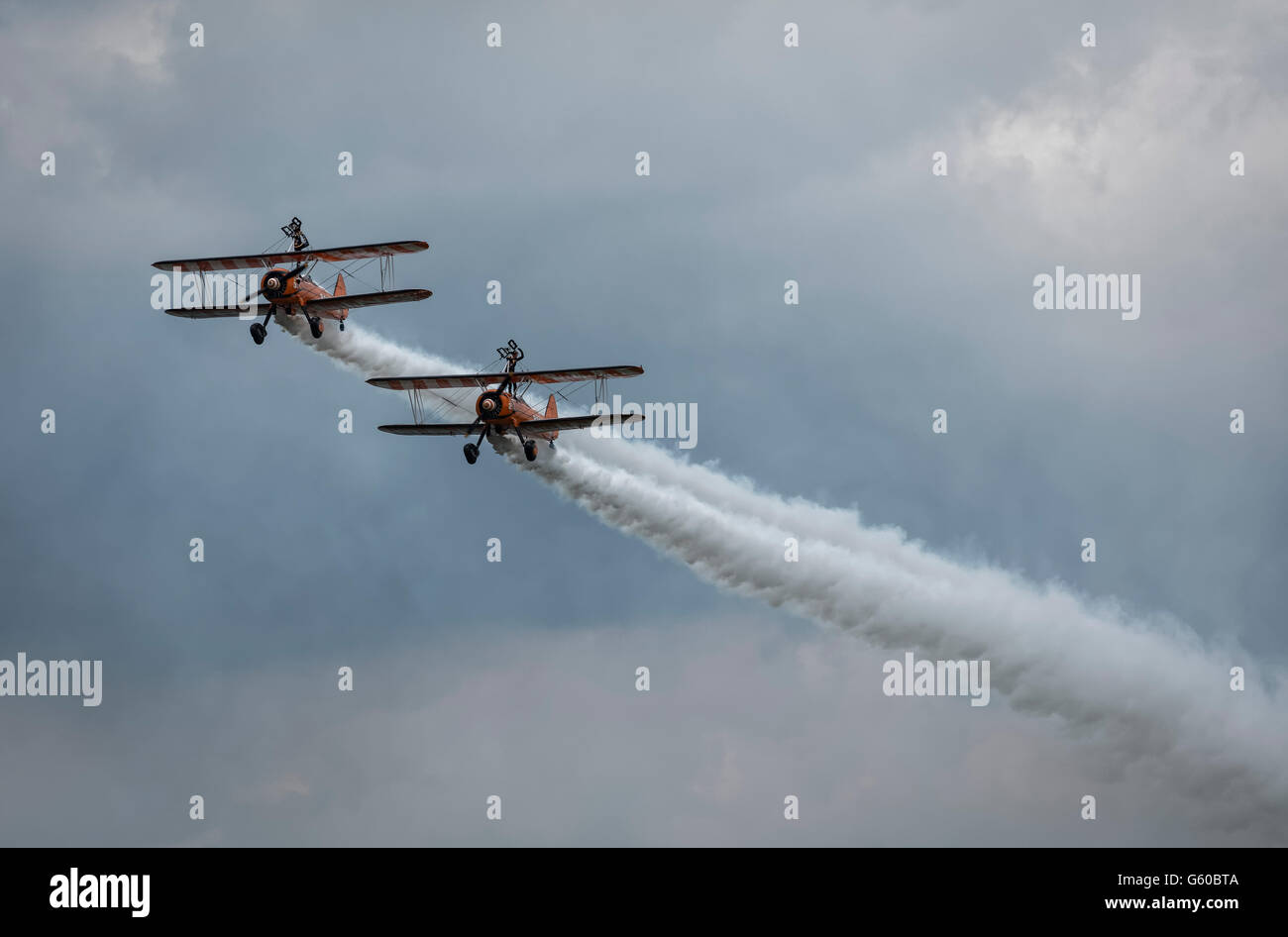 Zwei Ebenen der Breitling Wingwalker in Formation an die Biggin Hill Air Show Festival of Flight mit Frauen zu Fuß auf ihren Flügeln Stockfoto