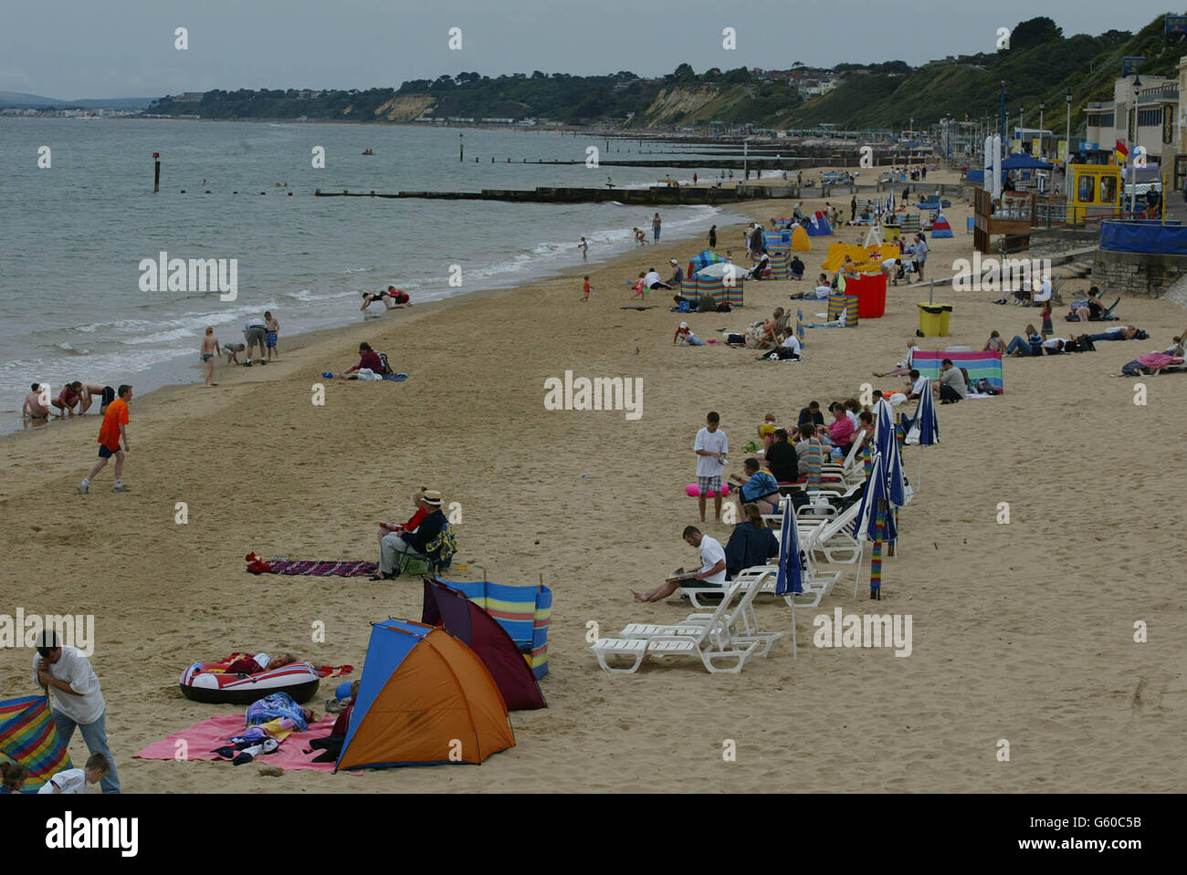 Ein dünn besiedelter Bournemouth Strand, wo das Wetter am ersten großen Wochenende der Schulferien viele enttäuschte, als sie an die Südküste stürmten. Stockfoto