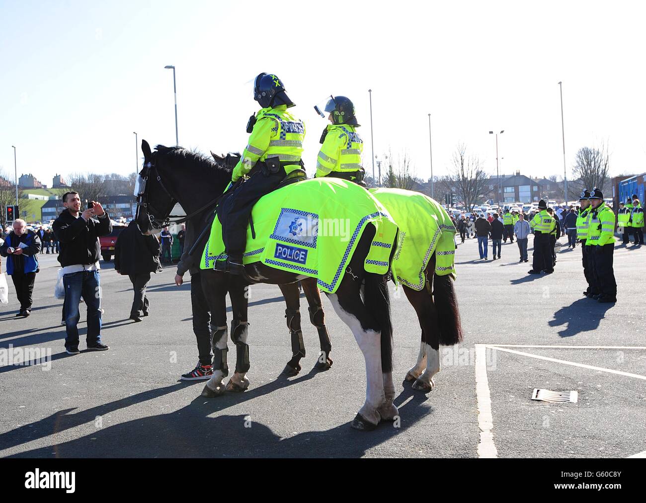 Fußball - npower Football League Championship - Leeds United V Millwall - Elland Road. Polizei auf Pferden vor der Elland Road Stockfoto