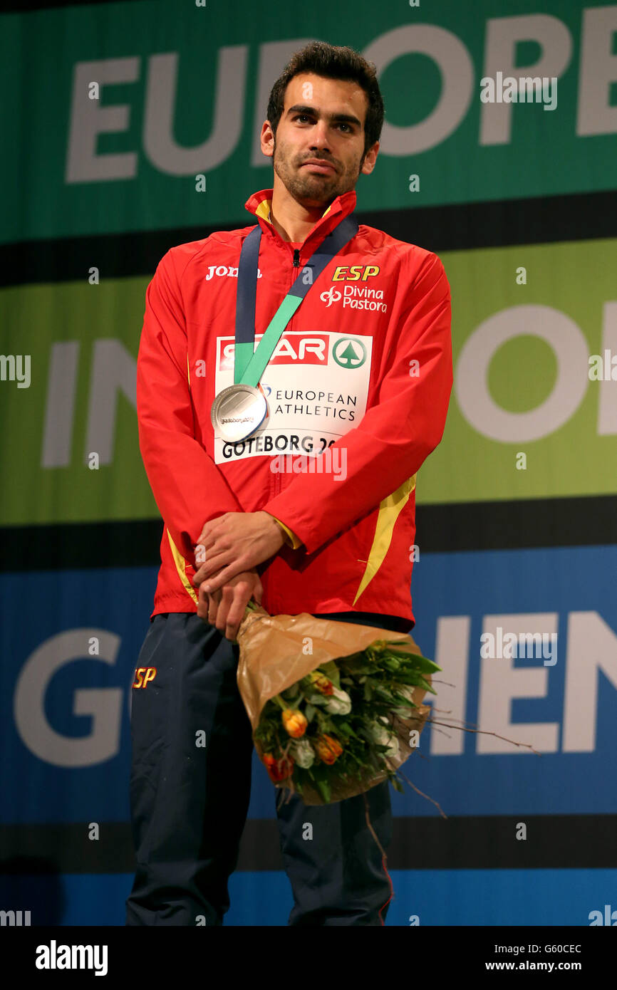 Leichtathletik - Halleneuropameisterschaften 2013 - Tag Drei - Scandinavium Arena. Der Spanier Kevin Lopez mit seiner Silbermedaille für die 800 Meter der Männer auf dem Podium. Stockfoto