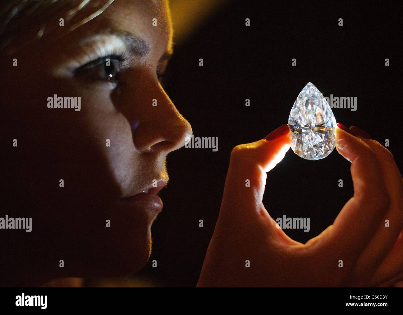 Ein Mitarbeiter von Christie (Name nicht bekannt) besitzt einen 101.73 Karat birnenförmigen Diamanten, den größten makellosen Diamanten der D-Farbe, der jemals auf einer Auktion zum Verkauf angeboten wurde, der voraussichtlich während einer Fotozelle im Auktionshaus von Christie im Zentrum von London mehr als 20 Millionen Dollar (&ACIRC;&Pound;13.36 Millionen) erringen wird. Stockfoto