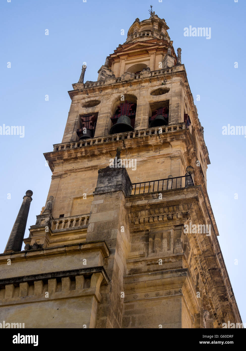 CORDOBA, SPANIEN - 11. MÄRZ 2016: Außenansicht des Glockenturms der Moschee-Kathedrale von Cordoba Stockfoto