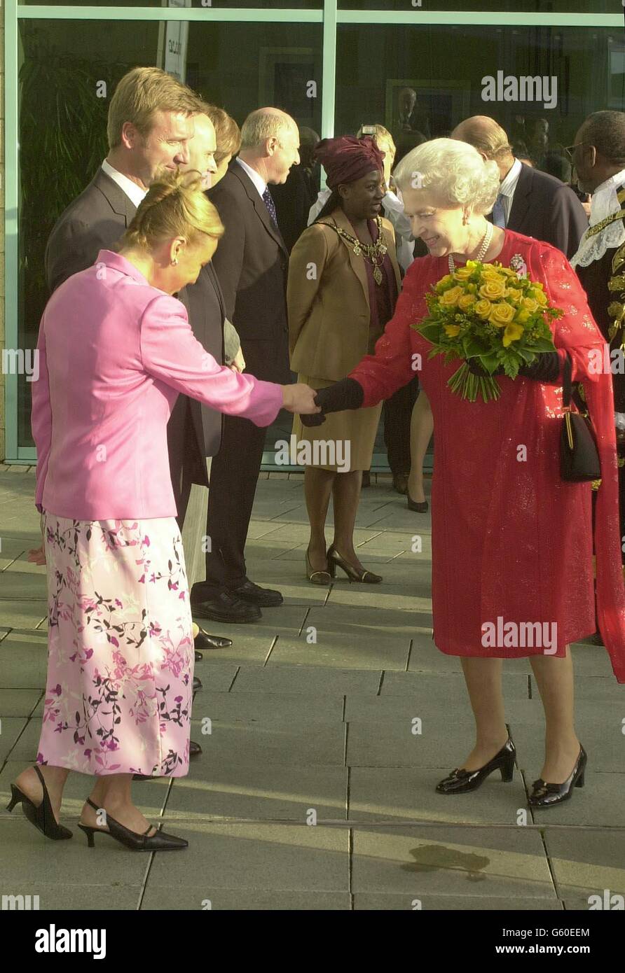 Königin Elizabeth II schüttelt sich die Hände mit Jayne Torvill, während sie neben ihrem Eistanz-Partner Christopher Dean steht, außerhalb des neuen Nottingham Ice Centre, wo die Königin und der Herzog von Edinburgh im Rahmen ihrer Golden Jubilee Tour an diesem Abend besuchten. Stockfoto
