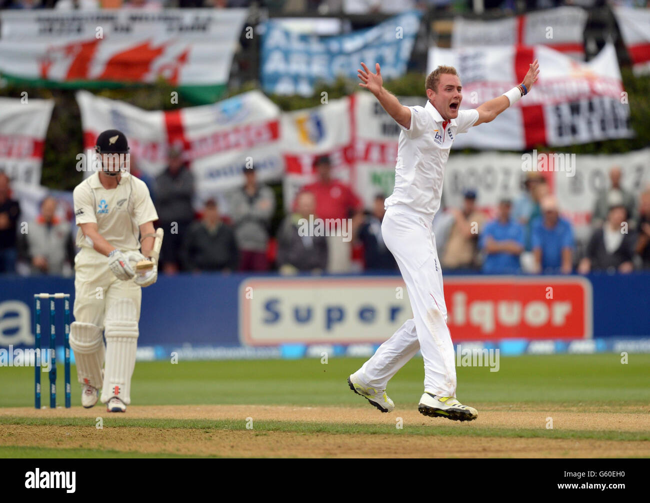 Der englische Stuart Broad (rechts) appelliert am zweiten Tag des zweiten Testmatches im Hawkins Basin Reserve, Wellington, Neuseeland, an das Wicket von Kane Williamson (links). Stockfoto