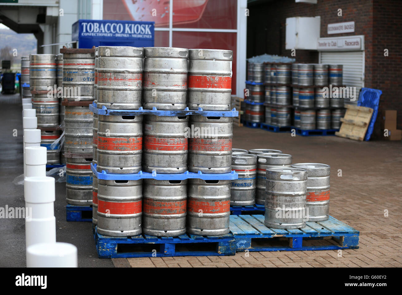 Pferderennen - 2013 Cheltenham Festival - Tag Vier - Cheltenham Rennbahn. Guinness-Fässer werden während des Cheltenham Festivals am Gold Cup Day vor dem Guinness-Zelt gestapelt. Stockfoto