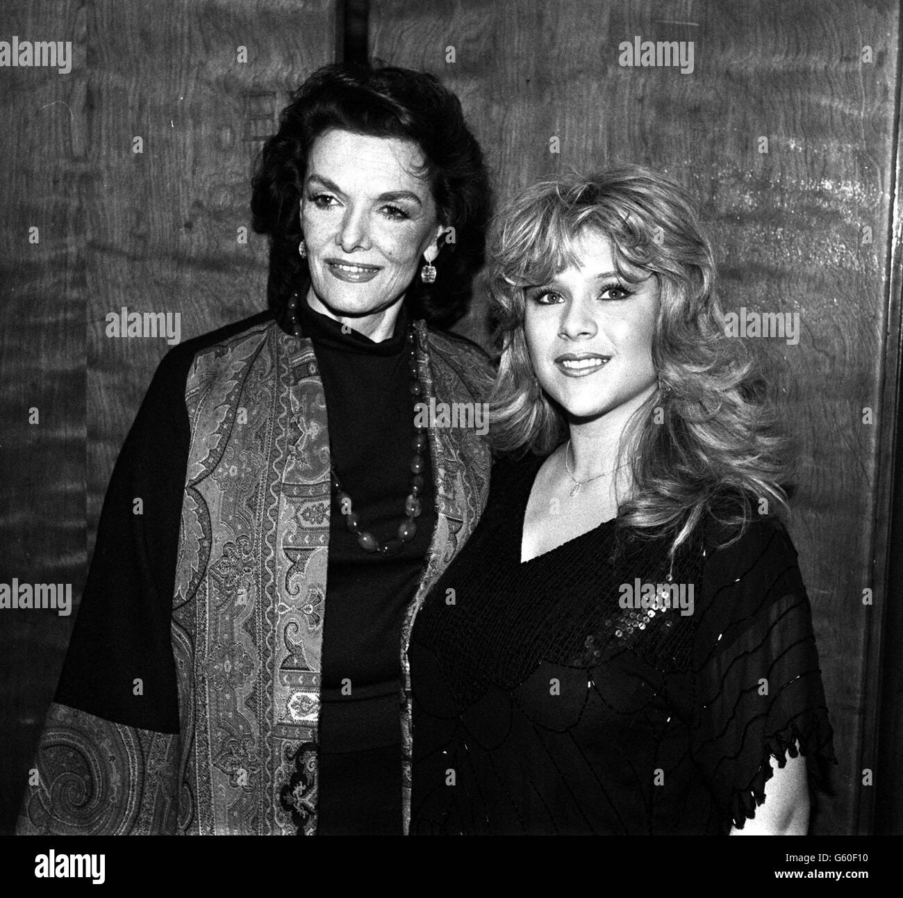 Hollywood-Legende Jane Russell und die britische Samantha Fox im Savoy Hotel, wo Miss Russell bei einem Mittagessen des Variety Club of Great Britain zu Gast war. Stockfoto