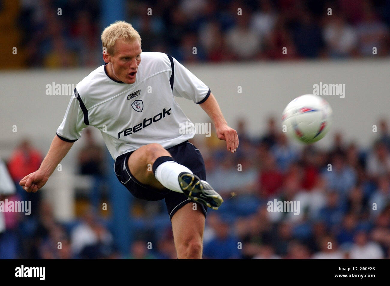 Per Frandsen in Aktion für Bolton Wanderers während ihres Vorsaison-Freundschaftsspiels zwischen Cardiff City und Bolton Wanderers im Ninian Park, Cardiff. Stockfoto